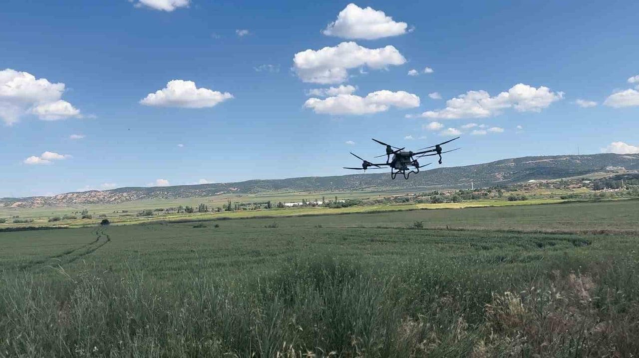 ESKİŞEHİR'İN KIRSAL KESİMİNDE BULUNAN YUNUS EMRE MAHALLESİ'NDE BİR VATANDAŞ, TARLASINI DRON İLE...