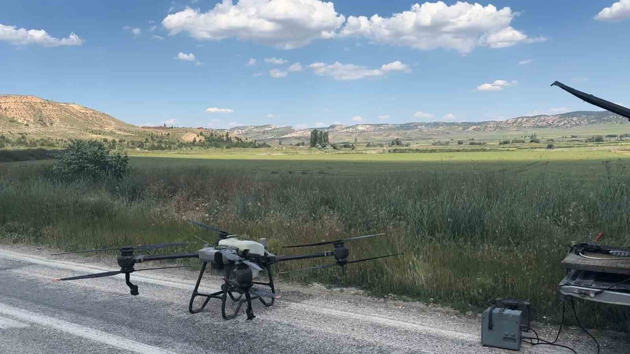 ESKİŞEHİR'İN KIRSAL KESİMİNDE BULUNAN YUNUS EMRE MAHALLESİ'NDE BİR VATANDAŞ, TARLASINI DRON İLE...