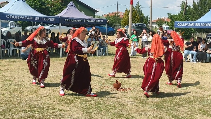 ESKİŞEHİR'İN KIRSAL TAŞLIK MAHALLESİ'NDE DÜZENLENEN GELENEKSEL BAHAR ŞENLİĞİ'NDE KADINLARIN İMECE...