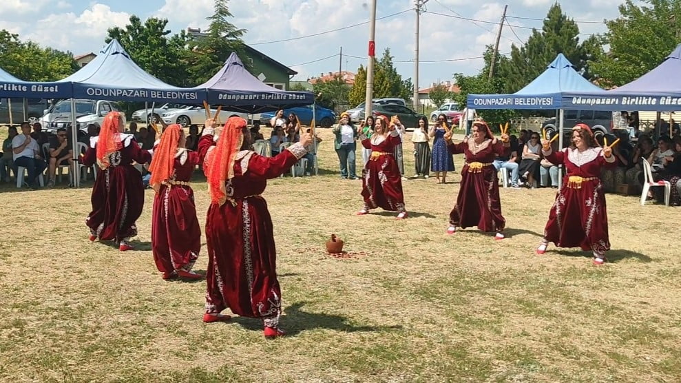 ESKİŞEHİR'İN KIRSAL TAŞLIK MAHALLESİ'NDE DÜZENLENEN GELENEKSEL BAHAR ŞENLİĞİ'NDE KADINLARIN İMECE...
