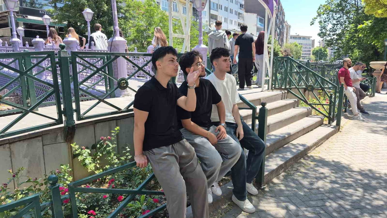 ESKİŞEHİR'İN MERKEZİ BİR NOKTASINDA GERÇEKLEŞTİRİLEN YIKIM ÇALIŞMASI VATANDAŞLARIN İLGİSİNİ...