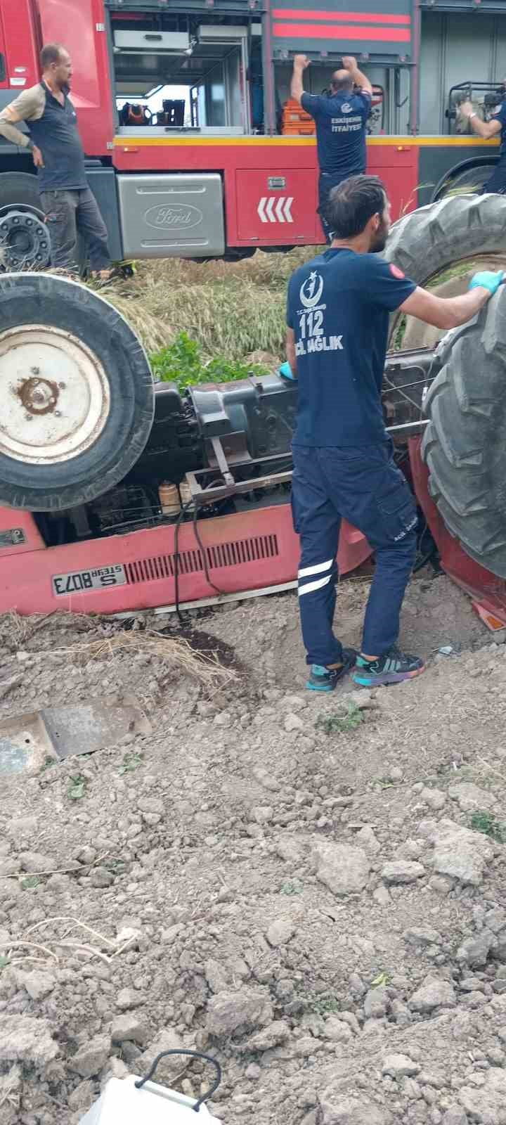 ESKİŞEHİR'İN SEYİTGAZİ İLÇESİNDE TERS DÖNEN KABİNSİZ TRAKTÖRÜN ALTINDA KALAN YAŞLI ADAM, GEÇİRDİĞİ...