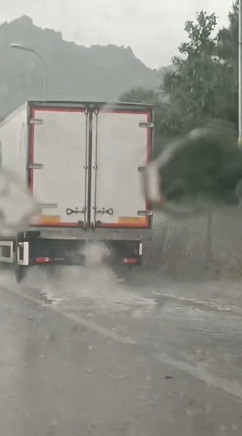 ESKİŞEHİR'İN SİVRİHİSAR İLÇESİNDE ETKİSİNİ GÖSTEREN SAĞANAK YAĞIŞ SEBEBİYLE SÜRÜCÜLER YOLLARDA...