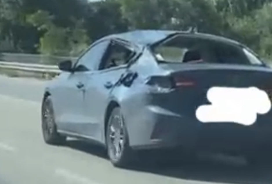 ESKİŞEHİR ÇEVRE YOLUNDA TAVANI VE ARKA CAMLARI HASARLI BİR ŞEKİLDE TRAFİKTE SEYREDEN ARAÇ DİKKAT...