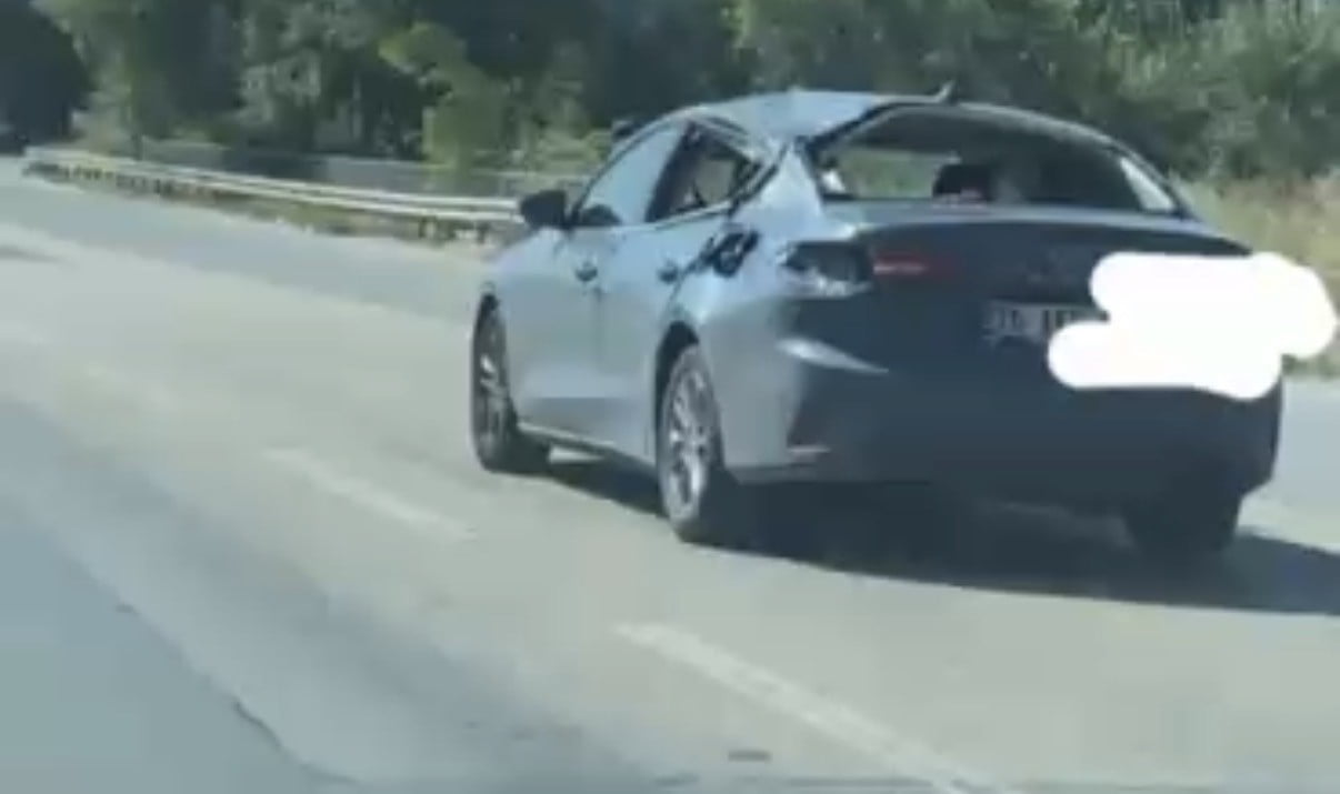 ESKİŞEHİR ÇEVRE YOLUNDA TAVANI VE ARKA CAMLARI HASARLI BİR ŞEKİLDE TRAFİKTE SEYREDEN ARAÇ DİKKAT...