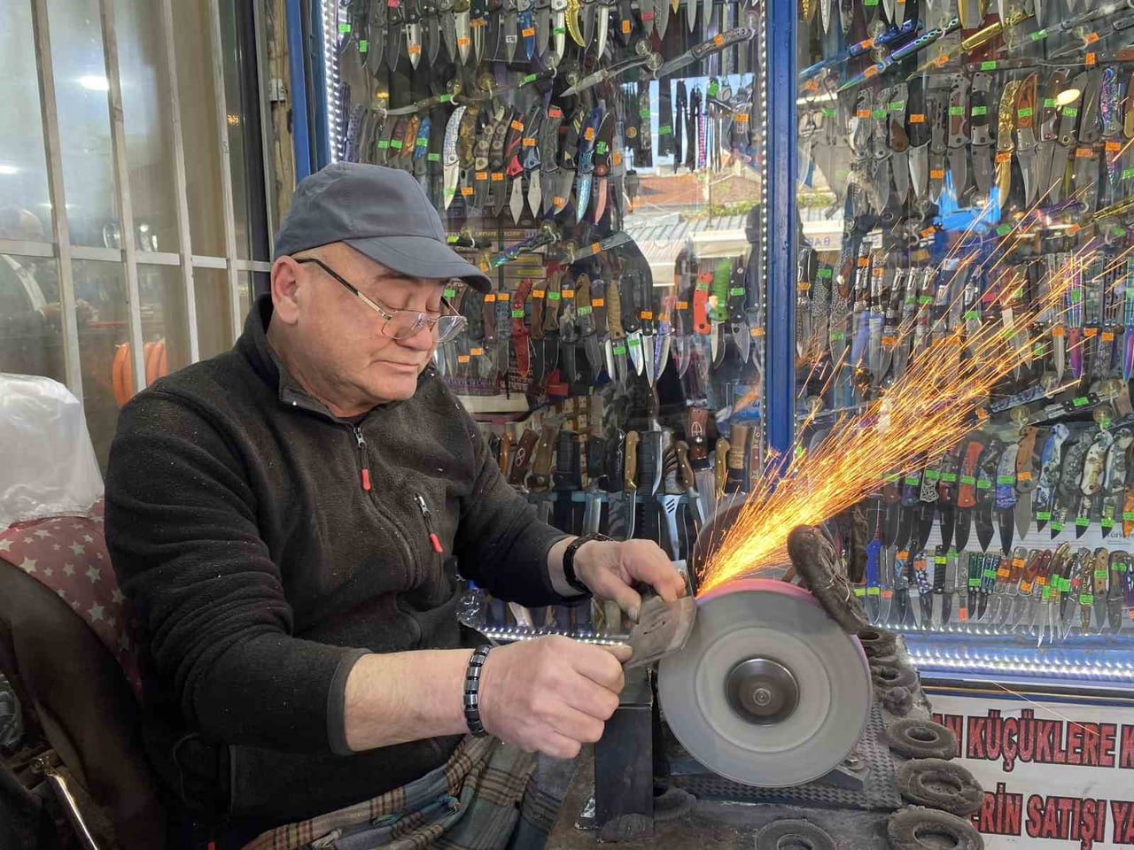 ESKİŞEHİR’DE 4 NESİLDİR SÜRDÜRÜLEN BIÇAKÇILIK MESLEĞİNİ DEVAM ETTİREN ŞENOL BAŞAK, YAPAY ZEKÂNIN...