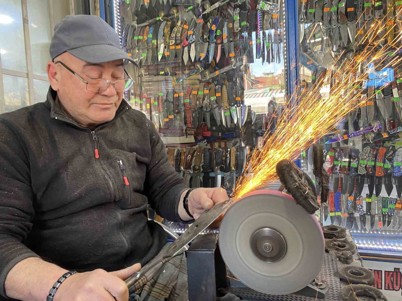 ESKİŞEHİR’DE 4 NESİLDİR SÜRDÜRÜLEN BIÇAKÇILIK MESLEĞİNİ DEVAM ETTİREN ŞENOL BAŞAK, YAPAY ZEKÂNIN...