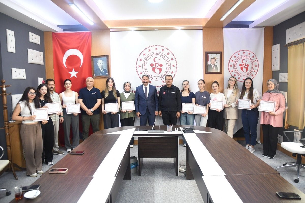 ESKİŞEHİR’DE AFAD GÖNÜLLÜSÜ OLAN VE İLK YARDIM EĞİTİMLERİNİ BAŞARIYLA TAMAMLAYAN ÖĞRENCİLER...