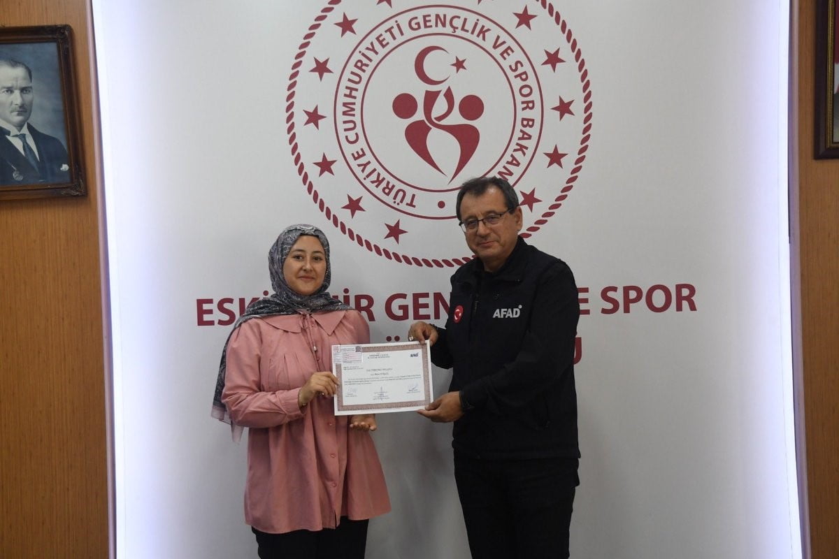 ESKİŞEHİR’DE AFAD GÖNÜLLÜSÜ OLAN VE İLK YARDIM EĞİTİMLERİNİ BAŞARIYLA TAMAMLAYAN ÖĞRENCİLER...