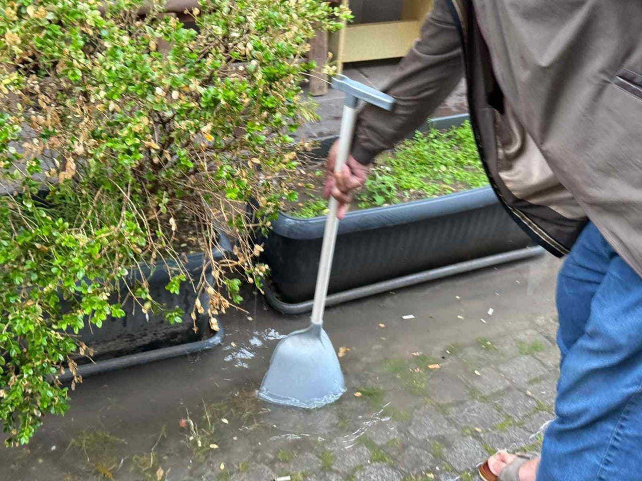 ESKİŞEHİR’DE ALTYAPI SORUNU NEDENİYLE KENT MERKEZİNDE BİRİKEN SUYU TAHLİYE ETMEK İSTEYEN VATANLAR...