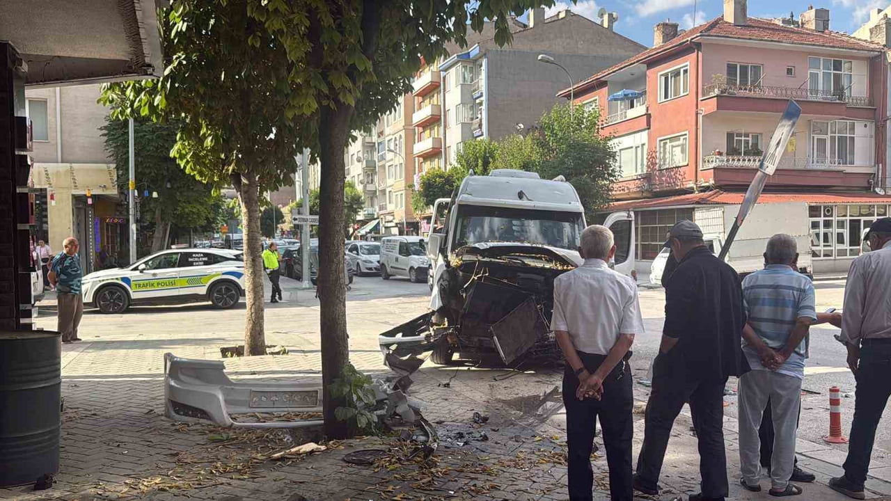 ESKİŞEHİR’DE ARA SOKAKTAN ÇIKAN PANELVAN ARAÇ İLE İŞÇİ SERVİSİNİN ÇARPIŞTIĞI KAZADA TOPLAM 9 KİŞİ...