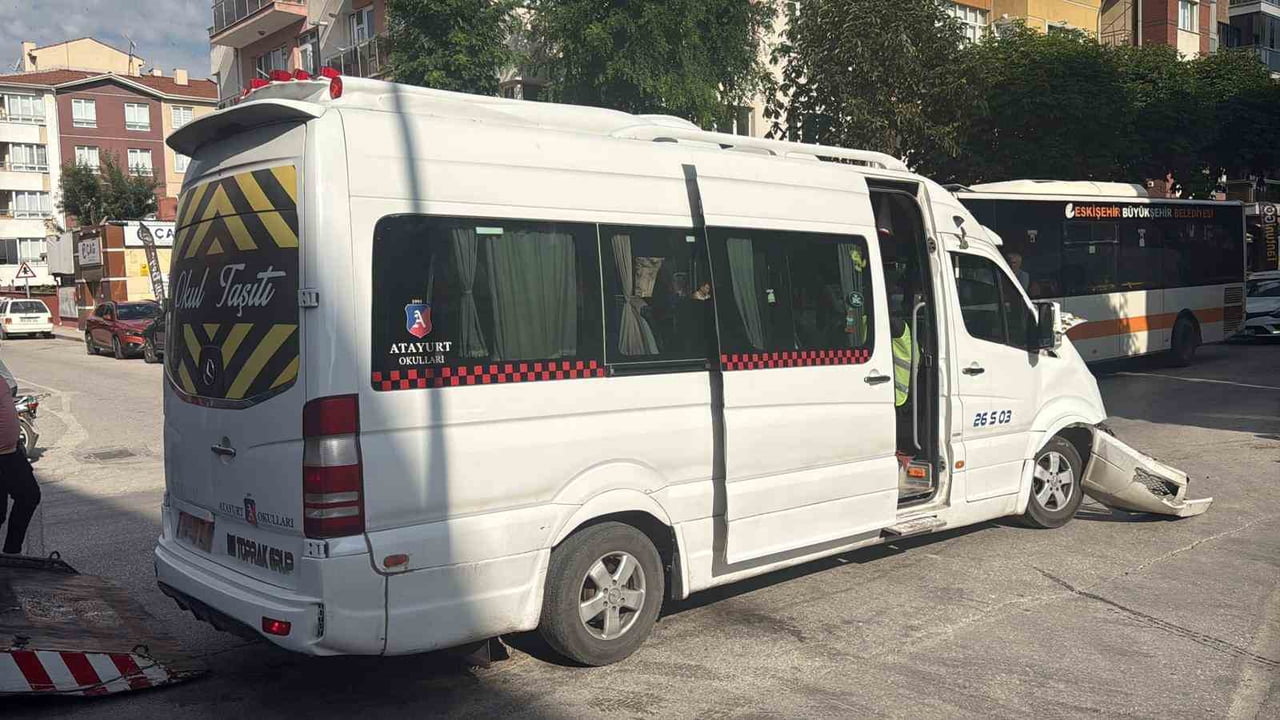 ESKİŞEHİR’DE ARA SOKAKTAN ÇIKAN PANELVAN ARAÇ İLE İŞÇİ SERVİSİNİN ÇARPIŞTIĞI KAZADA TOPLAM 9 KİŞİ...