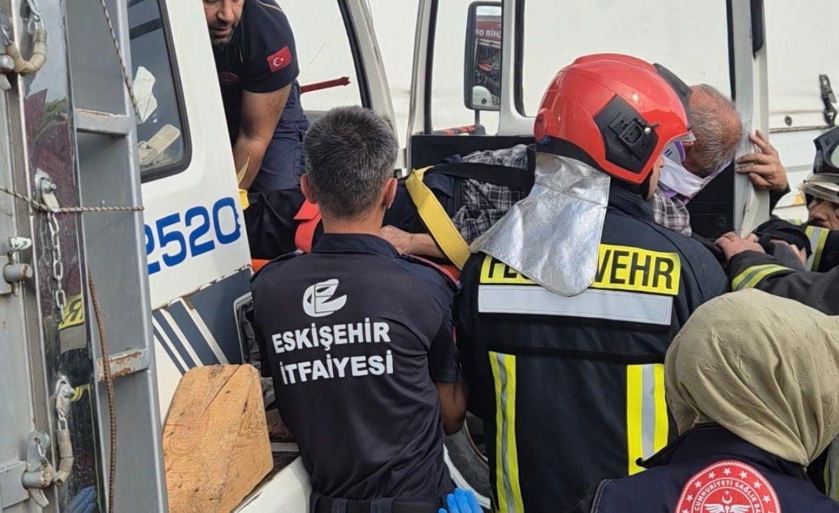 ESKİŞEHİR’DE BEYAZ EŞYA YÜKLÜ KAMYONA, KONTROLDEN ÇIKAN BUĞDAY YÜKLÜ KAMYON ÇARPMASI SONUCU TRAFİK...