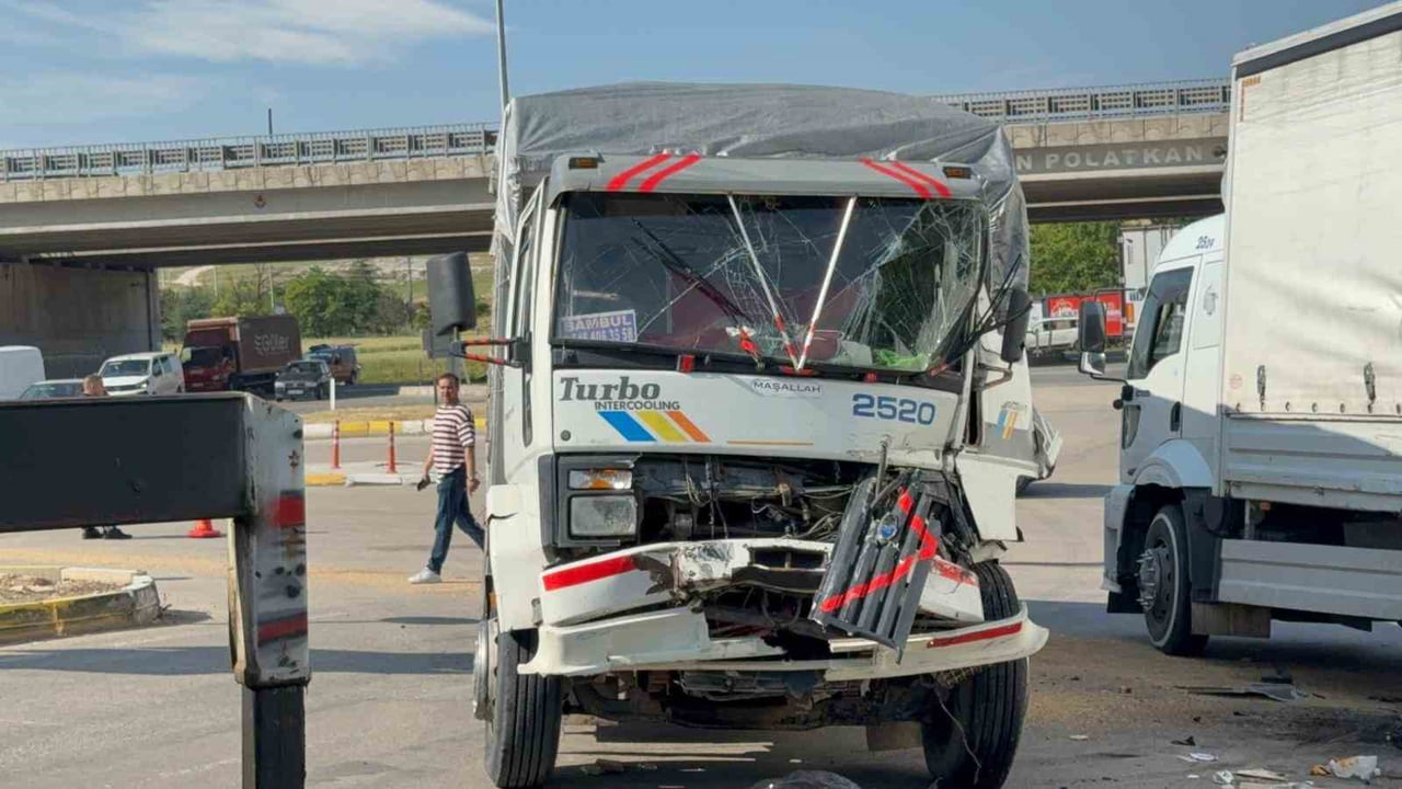 ESKİŞEHİR’DE BEYAZ EŞYA YÜKLÜ KAMYONA, KONTROLDEN ÇIKAN BUĞDAY YÜKLÜ KAMYON ÇARPMASI SONUCU TRAFİK...