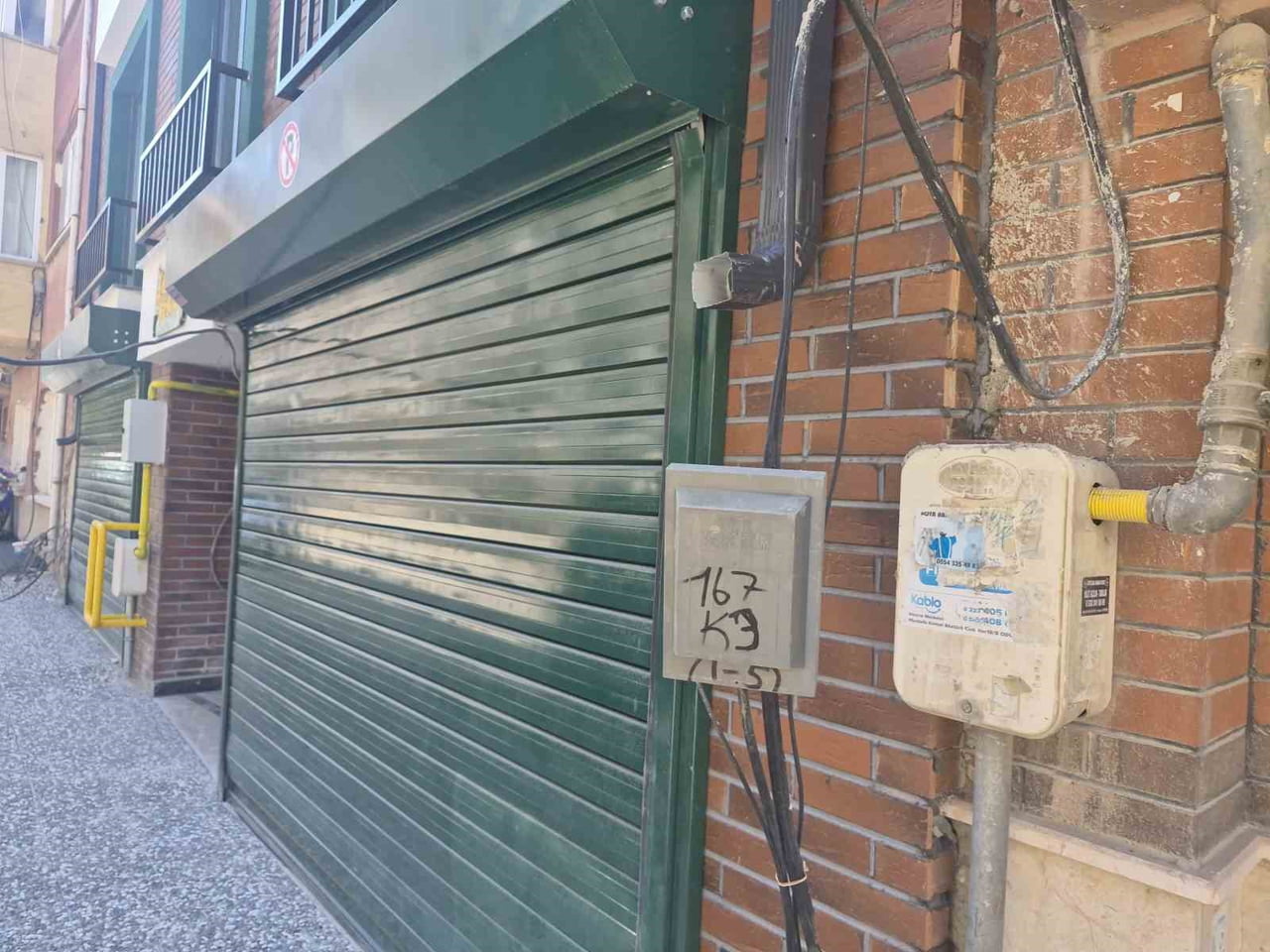 ESKİŞEHİR’DE BİR İNŞAATA AİT KAPAĞI AÇIK VE KABLOLARI DIŞARIDA BIRAKILAN ELEKTRİK PANOSU...