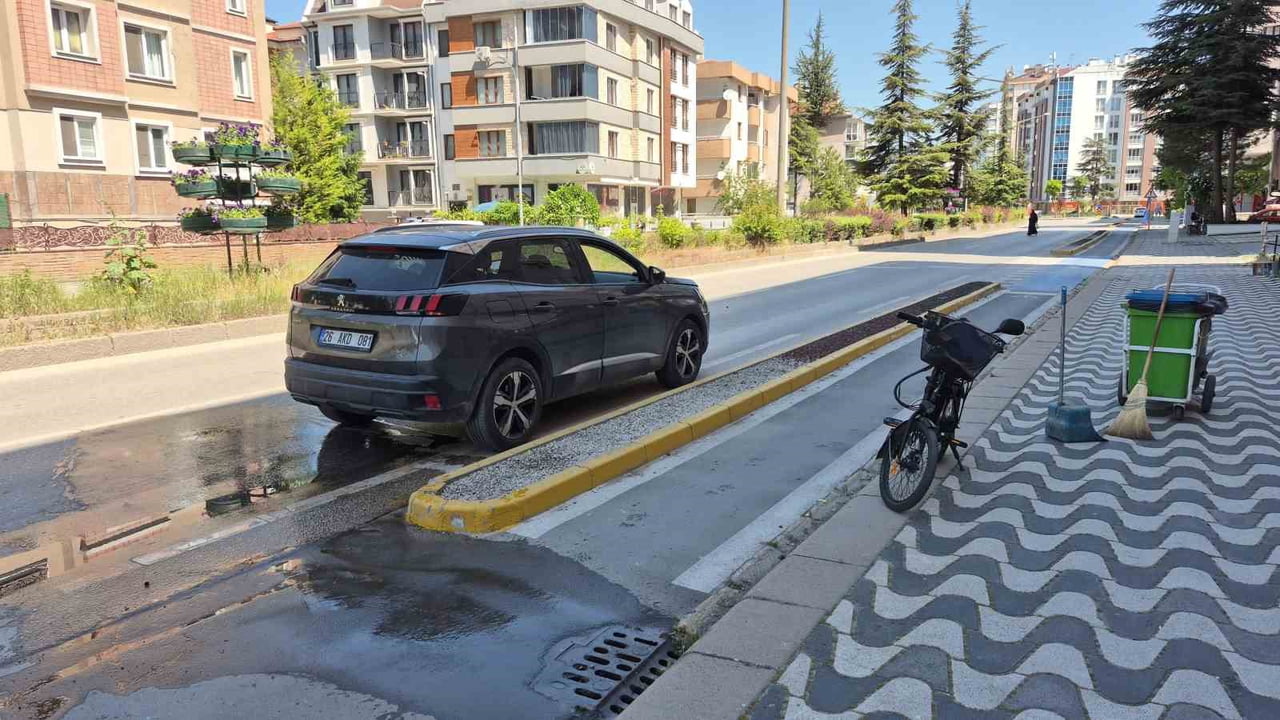 ESKİŞEHİR’DE BİR OTOMOBİLİN, BİSİKLETİYLE YOLUN KARŞISINA GEÇMEYE ÇALIŞAN VATANDAŞA ÇARPMASI İLE...