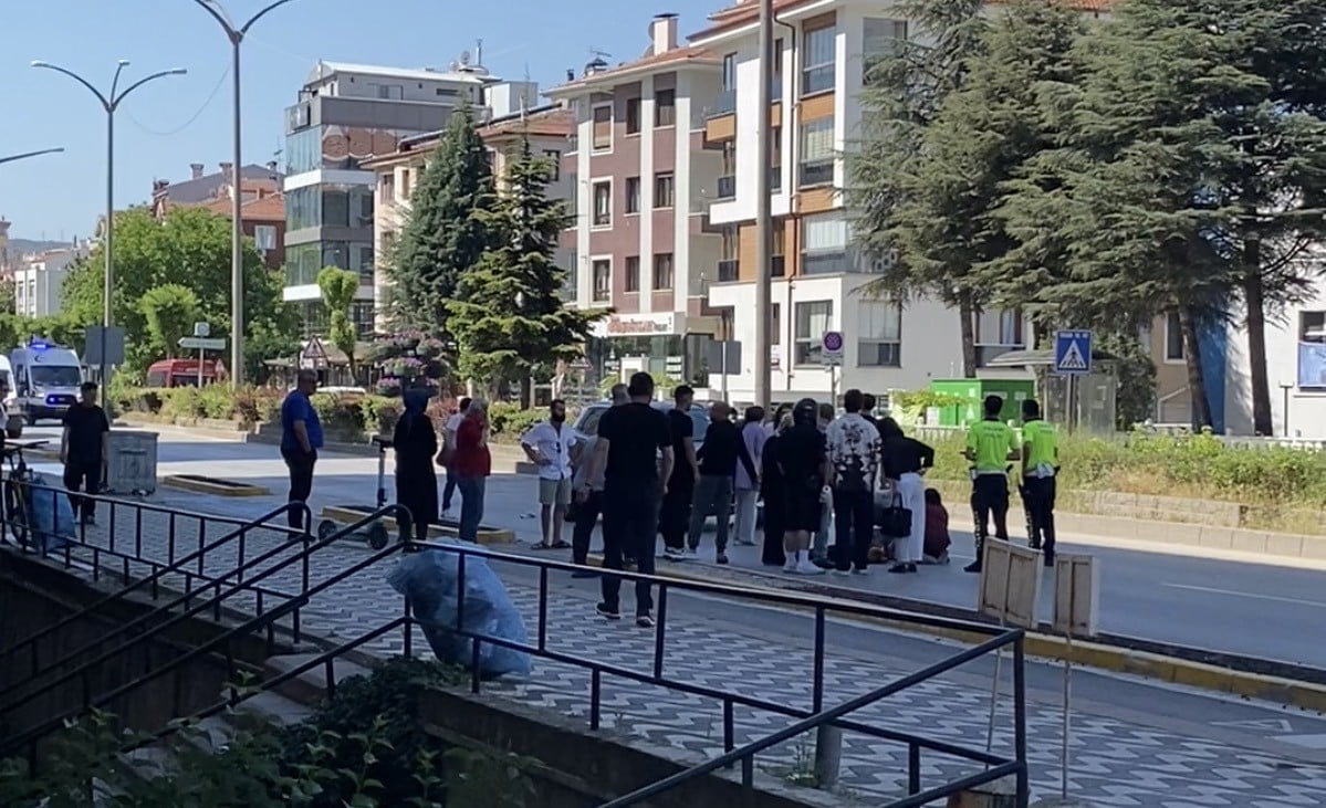 ESKİŞEHİR’DE BİR OTOMOBİLİN, BİSİKLETİYLE YOLUN KARŞISINA GEÇMEYE ÇALIŞAN VATANDAŞA ÇARPMASI İLE...