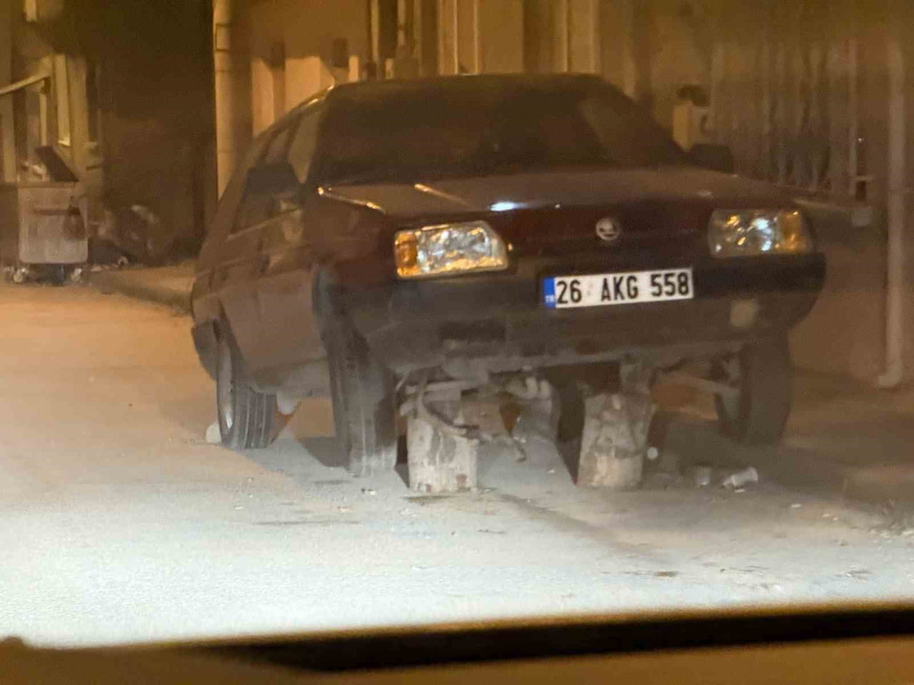 ESKİŞEHİR’DE BİR SOKAKTA, ALTINA İKİ ADET KÜTÜK KONULARAK ÖN TEKERLEKLERİ HAVAYA KALDIRILMIŞ HALDE...