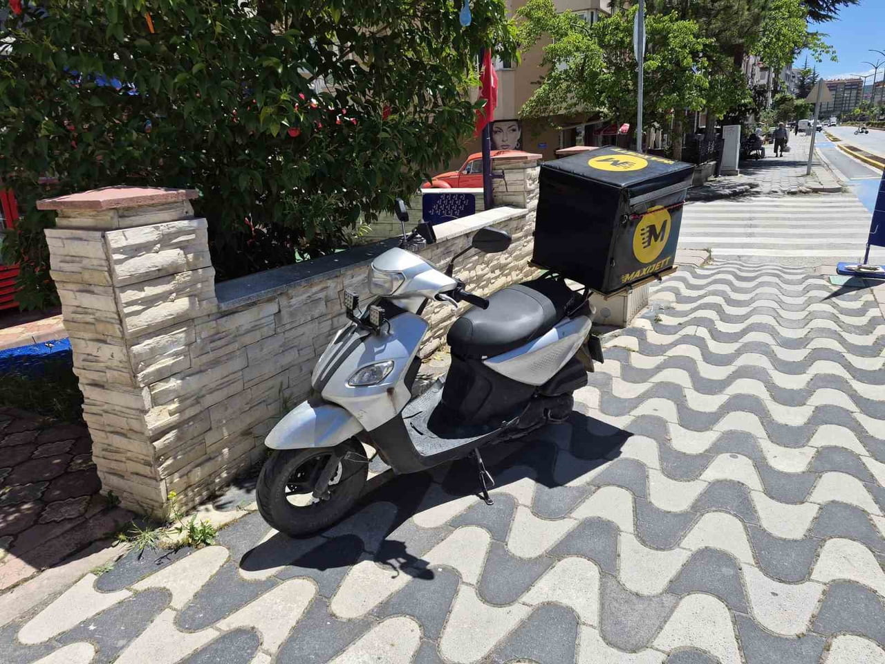 ESKİŞEHİR’DE BORÇLARI NEDENİYLE HIZLI VE RİSKLİ SÜRÜŞLER YAPTIĞINI BELİRTEN BİR MOTOKURYE, SİPARİŞ...