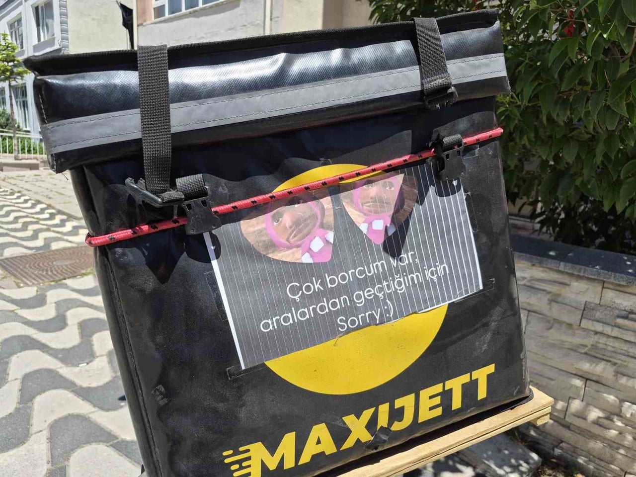 ESKİŞEHİR’DE BORÇLARI NEDENİYLE HIZLI VE RİSKLİ SÜRÜŞLER YAPTIĞINI BELİRTEN BİR MOTOKURYE, SİPARİŞ...