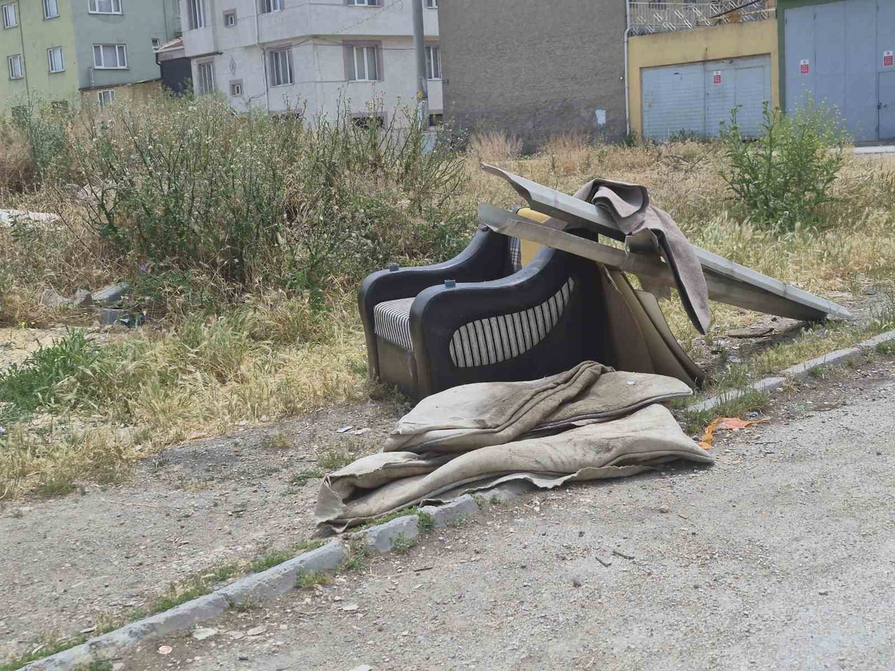 ESKİŞEHİR’DE BOŞ BİR ARAZİYE KİMLİĞİ BELİRSİZ KİŞİ VEYA KİŞİLERCE KOLTUK, KANEPE VE YASTIK GİBİ...