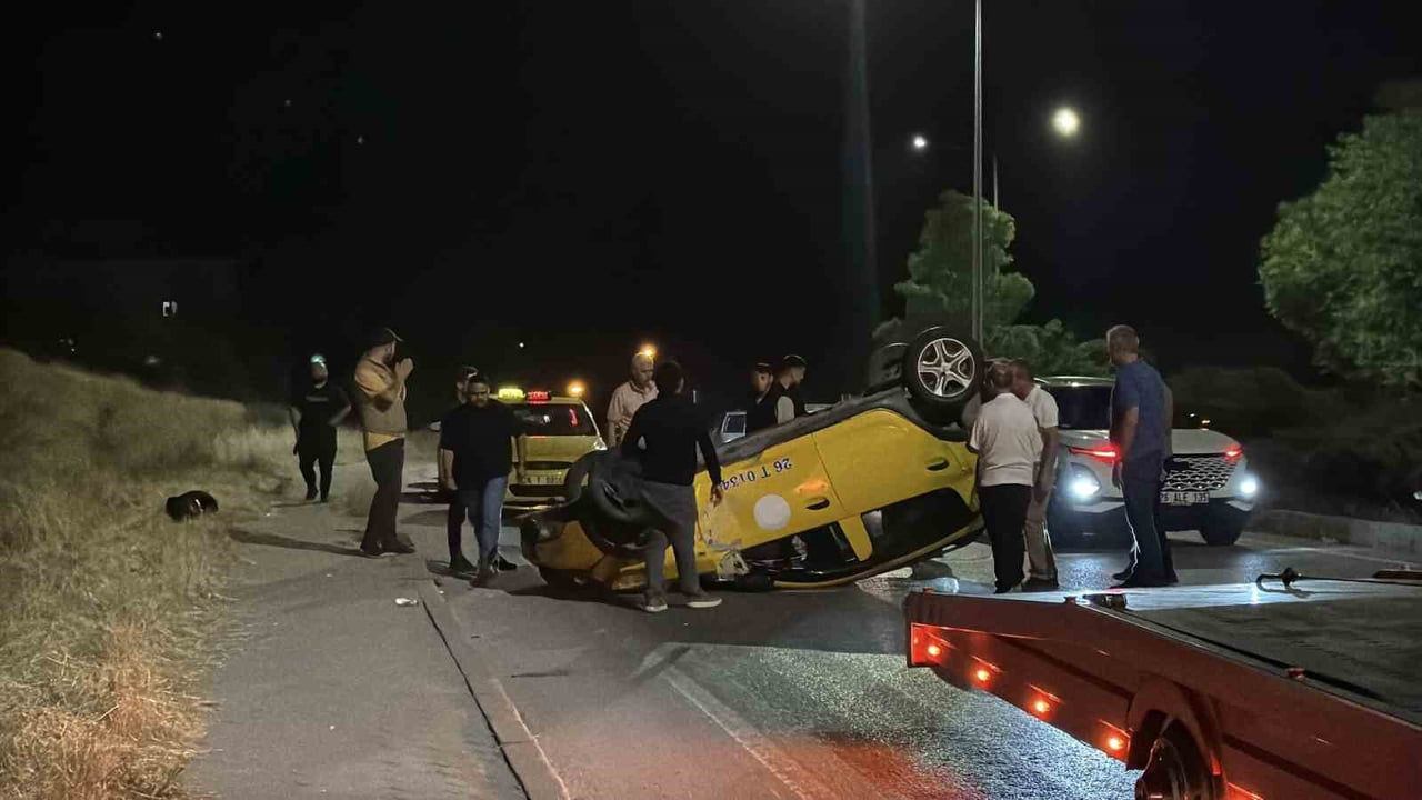 ESKİŞEHİR’DE BULVAR ÜZERİNDE VİRAJI ALAMAYARAK TERS DÖNEN TİCARİ TAKSİDE BULUNAN İKİ YOLCU...