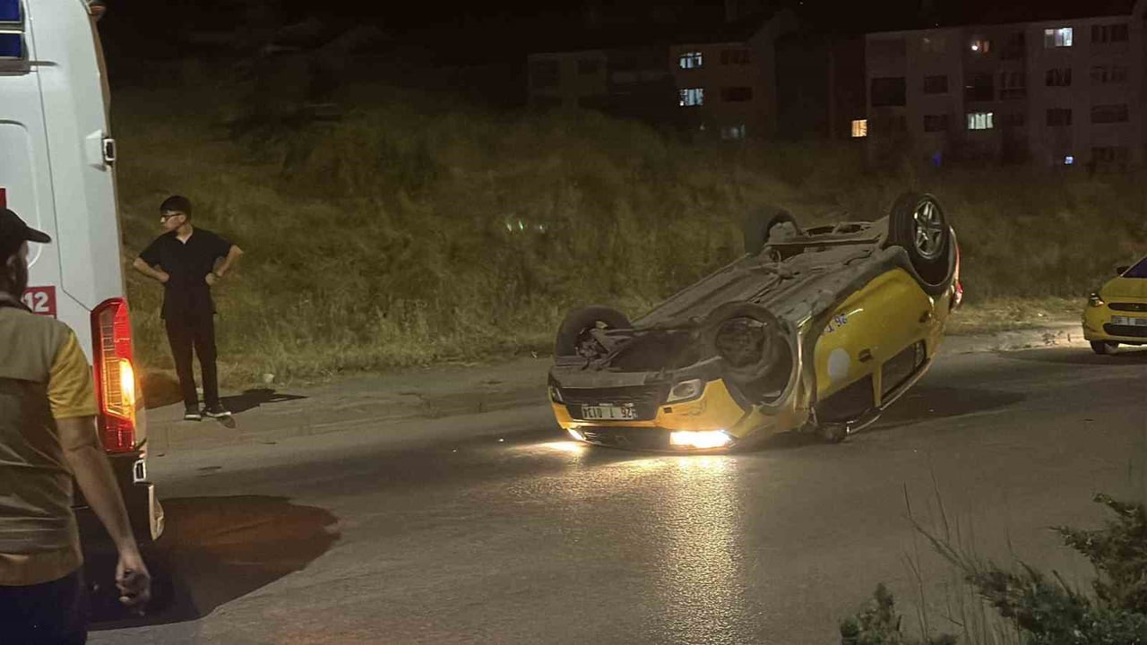 ESKİŞEHİR’DE BULVAR ÜZERİNDE VİRAJI ALAMAYARAK TERS DÖNEN TİCARİ TAKSİDE BULUNAN İKİ YOLCU...