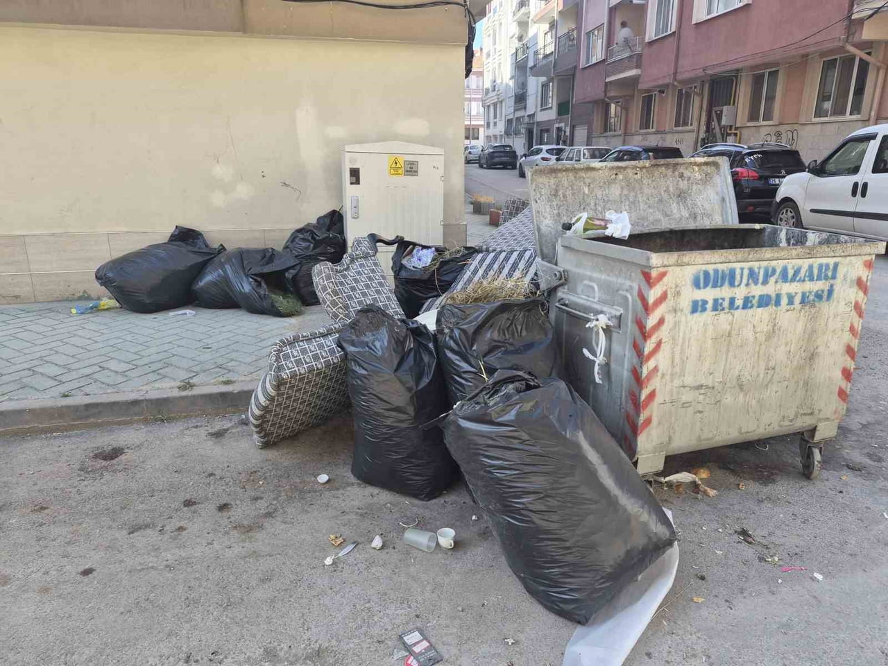 ESKİŞEHİR’DE ÇÖP KONTEYNERLERİNİN ÇEVRESİNE BIRAKILAN VE KONTEYNERE SIĞMAYAN KOLTUK MİNDERİ GİBİ...