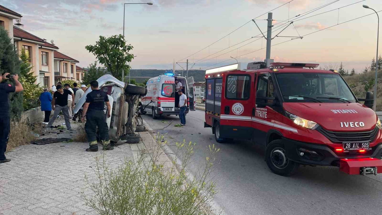ESKİŞEHİR’DE DİREKSİYON HAKİMİYETİ KAYBOLAN VE SAVRULAN ARAÇ HURDAYA DÖNERKEN 19 YAŞINDAKİ SÜRÜCÜ...