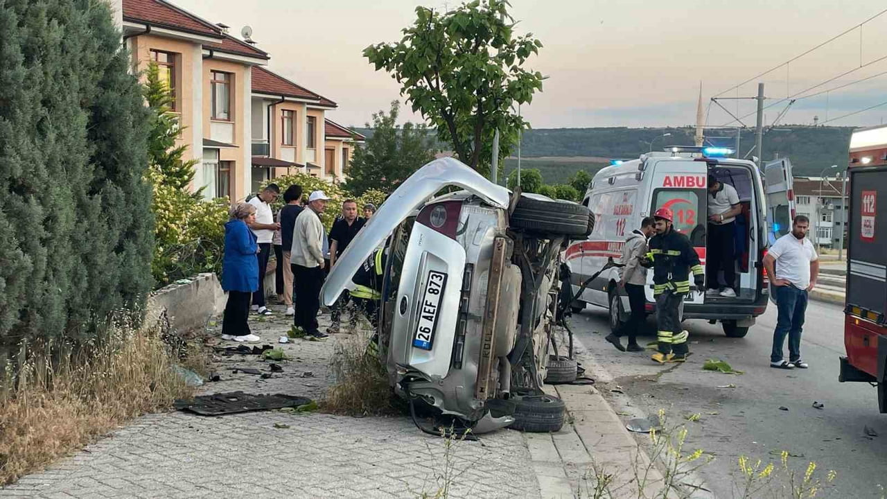 ESKİŞEHİR’DE DİREKSİYON HAKİMİYETİ KAYBOLAN VE SAVRULAN ARAÇ HURDAYA DÖNERKEN 19 YAŞINDAKİ SÜRÜCÜ...