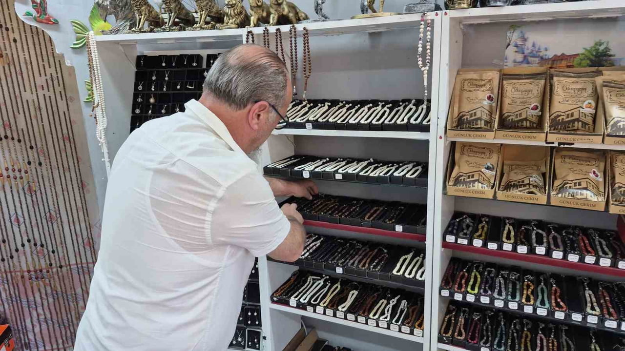 ESKİŞEHİR’DE HEDİYELİK EŞYA DÜKKANI İŞLETEN YURTTEKİN KARAGÜL, BABALAR GÜNÜ’NDE ANNELER GÜNÜ’NE...