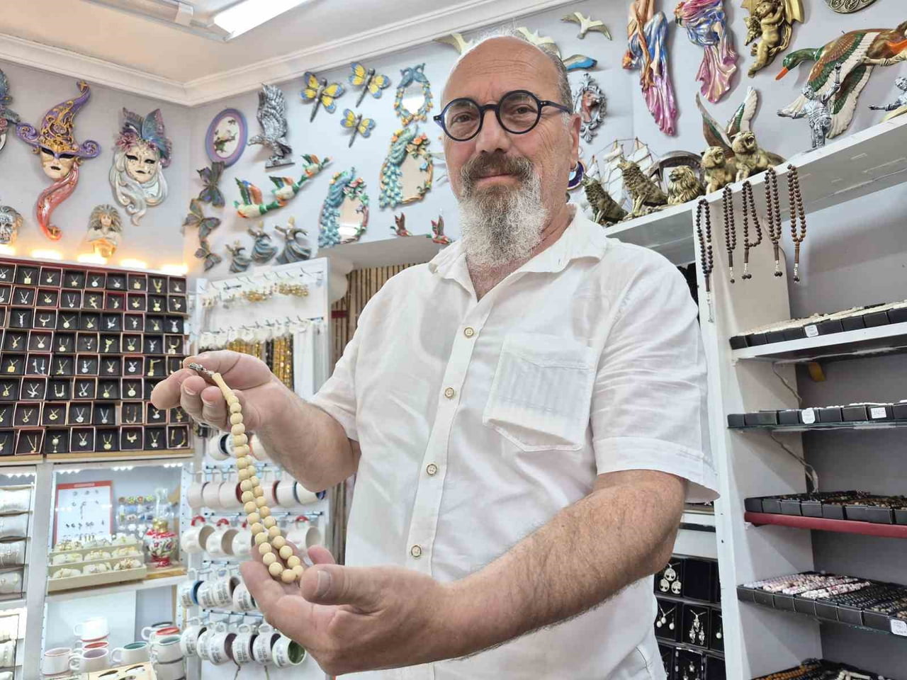 ESKİŞEHİR’DE HEDİYELİK EŞYA DÜKKANI İŞLETEN YURTTEKİN KARAGÜL, BABALAR GÜNÜ’NDE ANNELER GÜNÜ’NE...