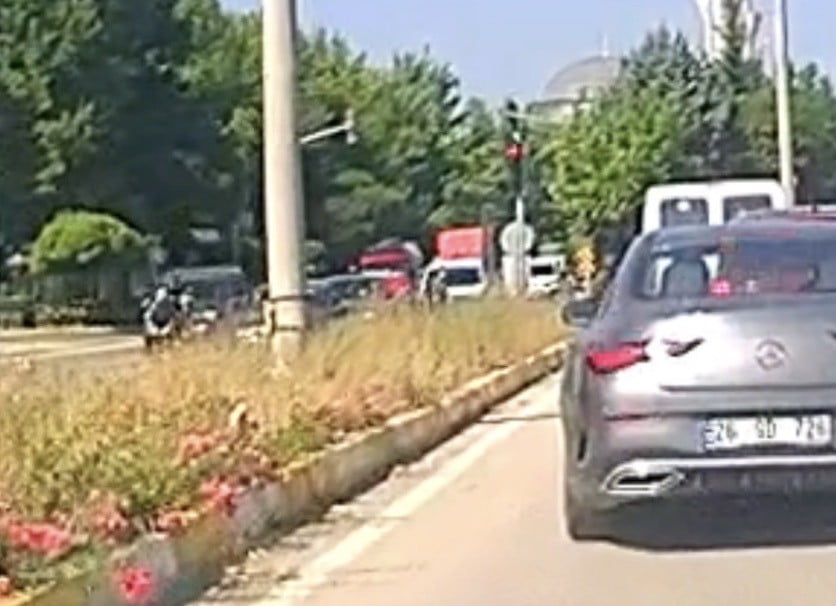 ESKİŞEHİR’DE KARŞIDAN KARŞIYA GEÇEN BİRİ YAŞLI KADINA YOL VERMEK İSTEYEN VE DURAKTAN OTOMOBİLE...