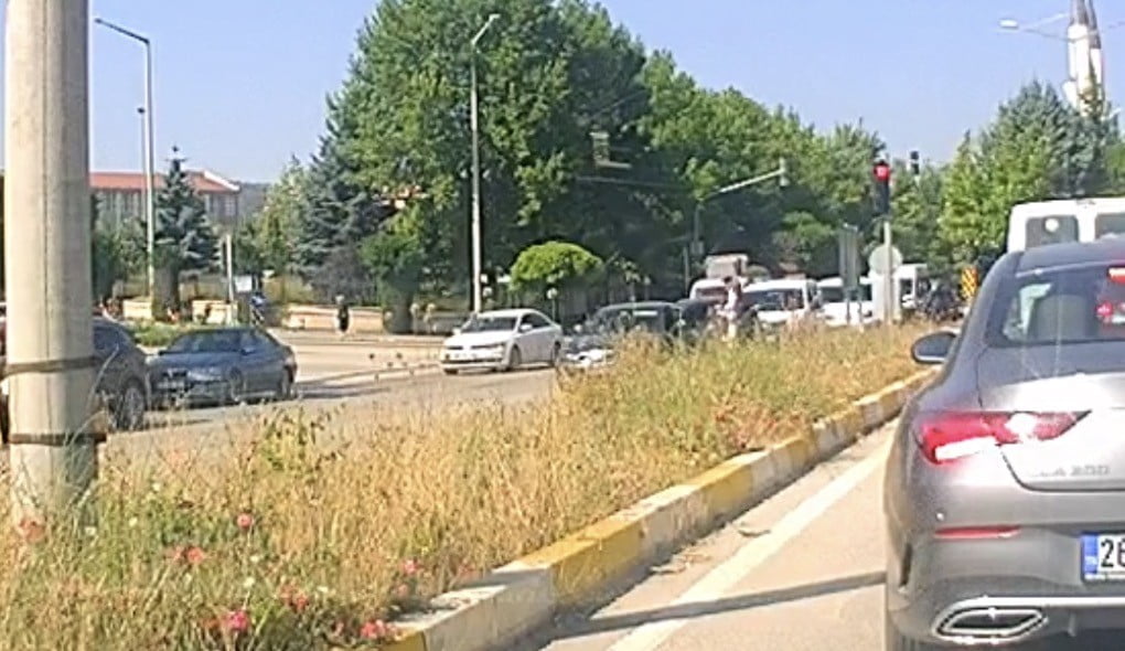ESKİŞEHİR’DE KARŞIDAN KARŞIYA GEÇEN BİRİ YAŞLI KADINA YOL VERMEK İSTEYEN VE DURAKTAN OTOMOBİLE...