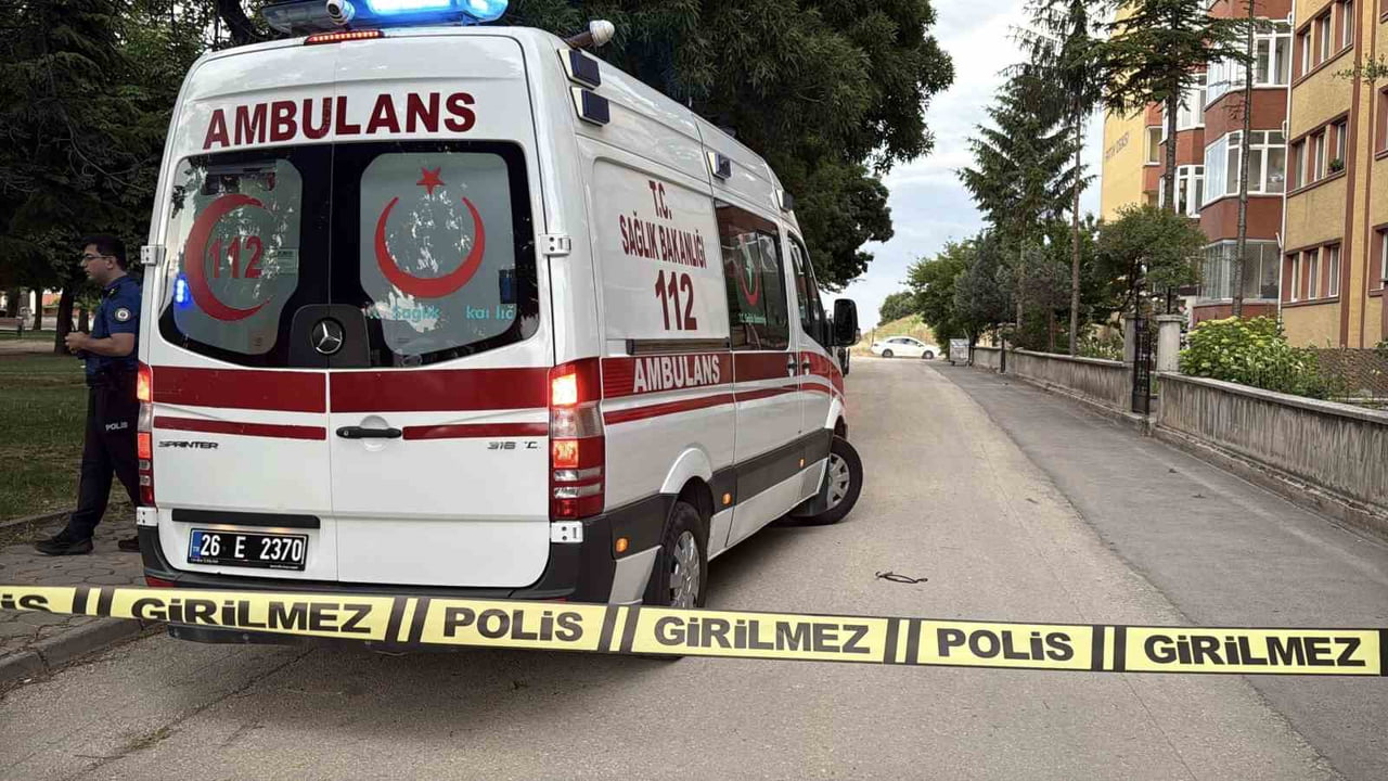 ESKİŞEHİR’DE KIZ ARKADAŞ MESELESİ NEDENİYLE ÇIKTIĞI ÖNE SÜRÜLEN KAVGADA, 26 YAŞINDAKİ BİR GENÇ SAĞ...