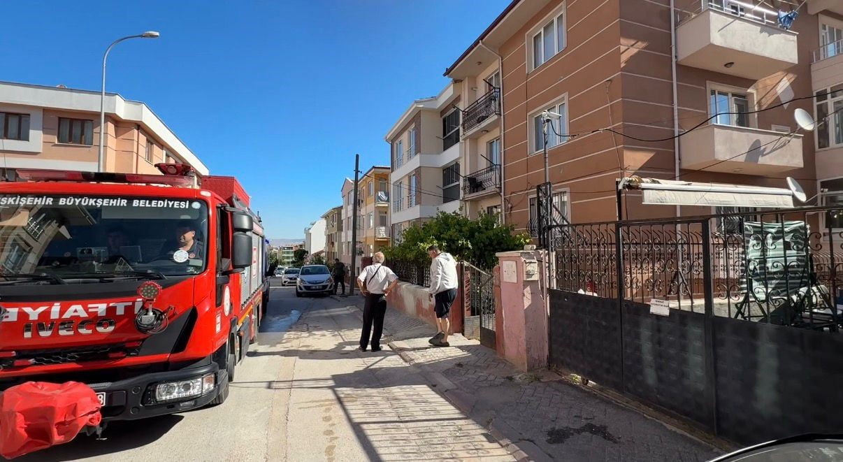ESKİŞEHİR’DE KÖYE OT BİÇMEYE GİTMEDEN ÖNCE APARTMAN GARAJINDA BENZİN DOLDURDUĞU MOTORLU TIRPANIN...