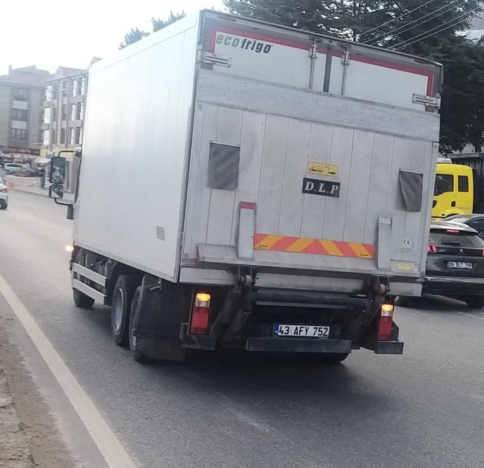 ESKİŞEHİR’DE MARKETE GİREN SÜRÜCÜNÜN EL FRENİNİ ÇEKMEDİĞİ KAMYON KAYARAK AKAN TRAFİĞİN ARASINA...