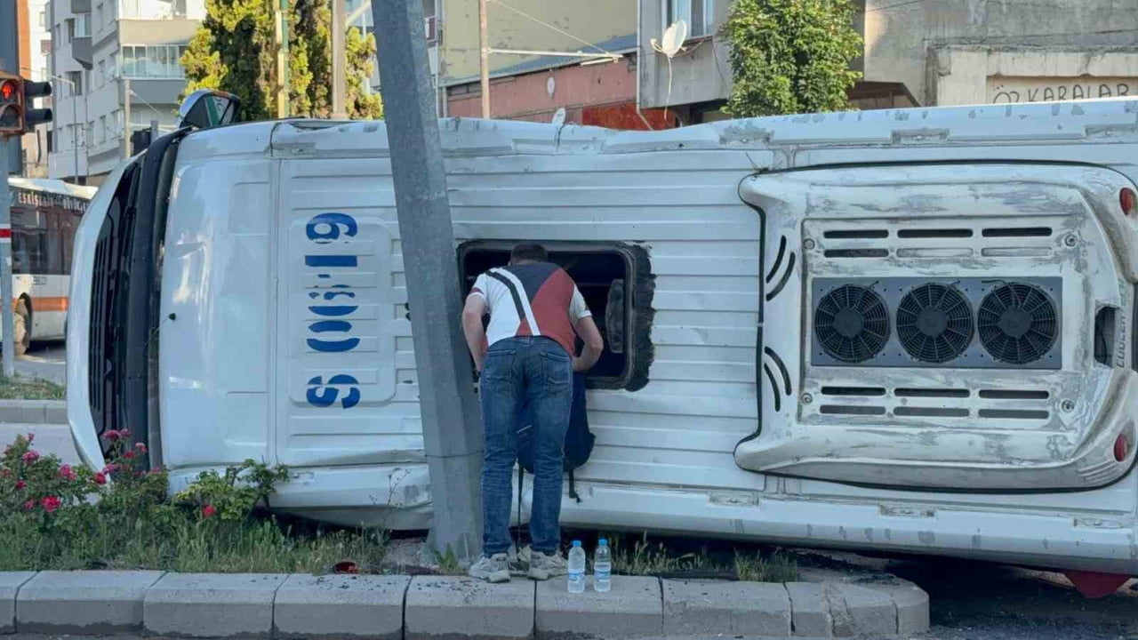 ESKİŞEHİR’DE MİDİBÜSÜN ÇARPTIĞI SERVİS AYDINLATMA DİREĞİNE ÇARPIP YAN YATARKEN, KAZADA ŞANS ESERİ...