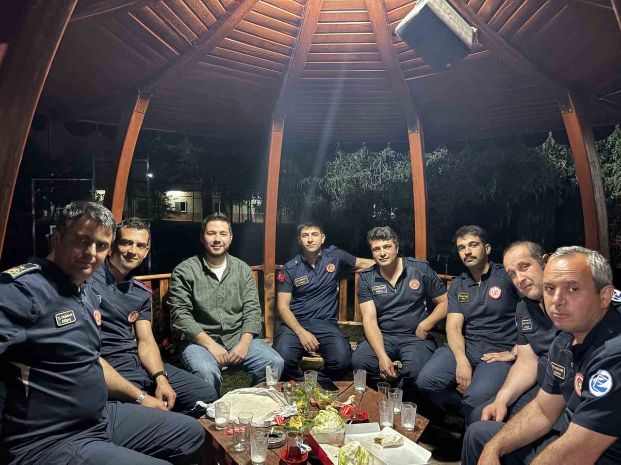 ESKİŞEHİR’DE OTOMOBİLİNE ASILAN ‘ARAÇTA 3 KEDİ VAR’ YAZISINI DİKKATE ALAN VATANDAŞ DURUMU...