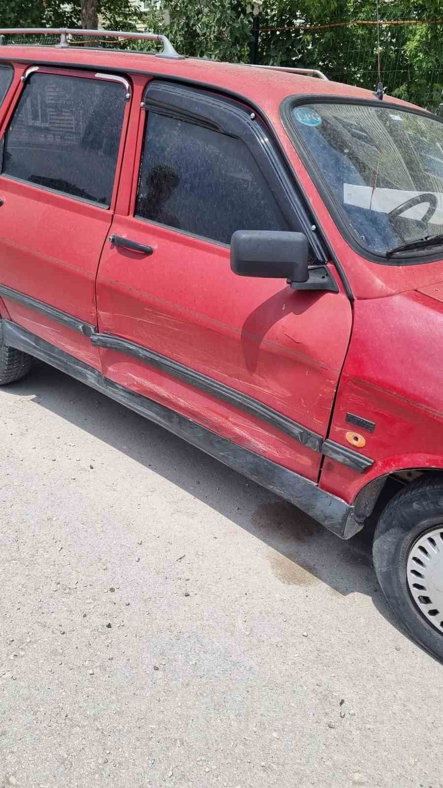 ESKİŞEHİR’DE PARK HALİNDEKİ ARACA, BAŞKA BİR OTOMOBİLİN ÇARPIP KAÇMA ANI ANI GÜVENLİK KAMERASINA...