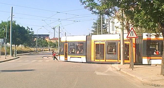 ESKİŞEHİR’DE SEYİR HALİNDEKİ TRAMVAYDAN TUTUNARAK İVME KAZANAN 2 ÇOCUK, ARAÇLARIN KULLANDIĞI...
