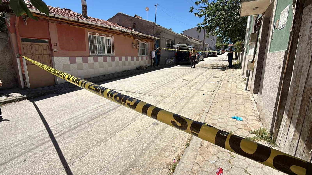 ESKİŞEHİR’DE SOKAKTA YÜRÜRKEN GERİ GERİ GELEN ARACIN ÇARPMASI İLE SONUCU AĞIR YARALANAN 86...