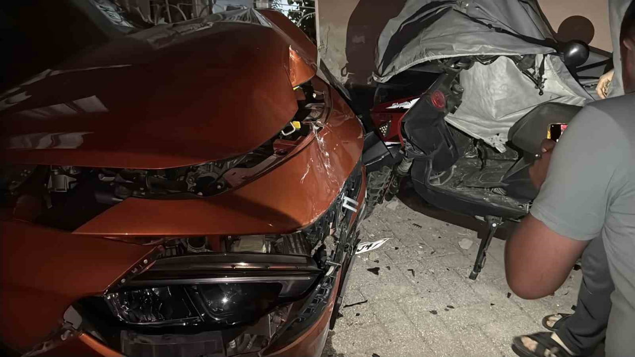ESKİŞEHİR’DE SÜRÜCÜSÜNÜN KONTROLÜNDEN ÇIKAN OTOMOBİLİN PARK HALİNDEKİ BİR ARACA VE MOTOSİKLETİ...