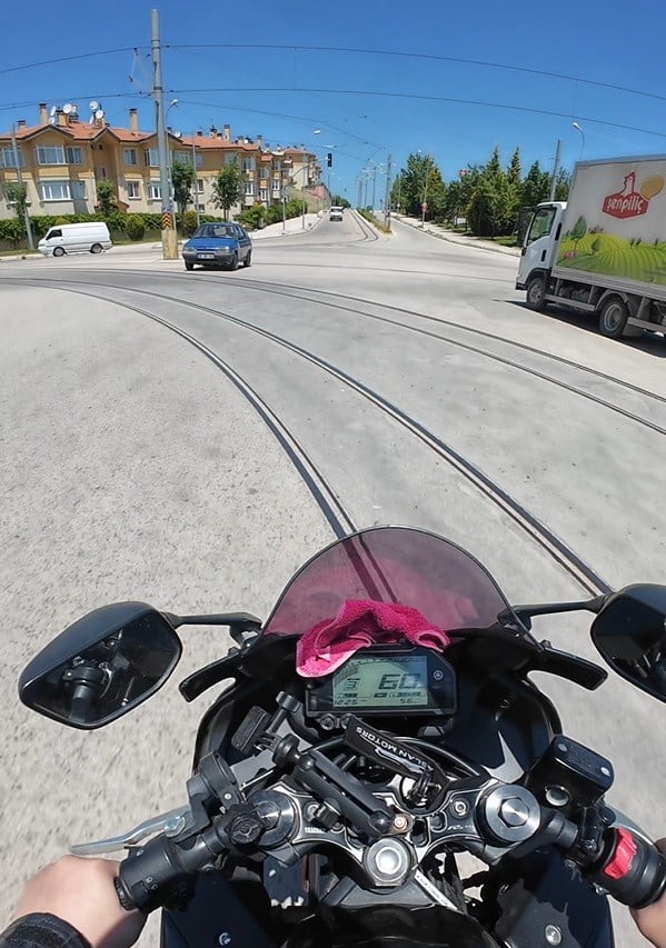 ESKİŞEHİR’DE TRAFİKTE SEYREDEN MOTOSİKLET SÜRÜCÜSÜ, CADDE ÜZERİNDE SAĞ ŞERİTTEN SOLA DÖNMEK İÇİN...