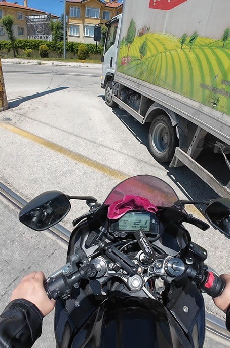 ESKİŞEHİR’DE TRAFİKTE SEYREDEN MOTOSİKLET SÜRÜCÜSÜ, CADDE ÜZERİNDE SAĞ ŞERİTTEN SOLA DÖNMEK İÇİN...
