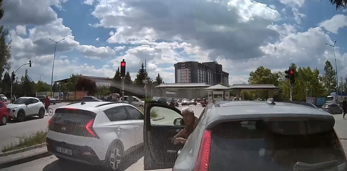 ESKİŞEHİR’DE YEŞİL IŞIĞIN YANMASINA RAĞMEN DÖRTLÜ FLAŞÖR YAKIP BEKLEYEN VE TRAFİĞİ TIKAYAN ARACA...