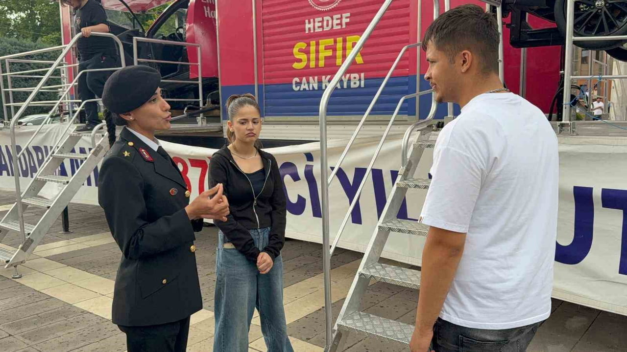 ESKİŞEHİR’E, JANDARMANIN 187. YIL DÖNÜMÜ NEDENİYLE GELEN MOBİL TRAFİK EĞİTİM TIRI’NDA TAKLA ATAN...