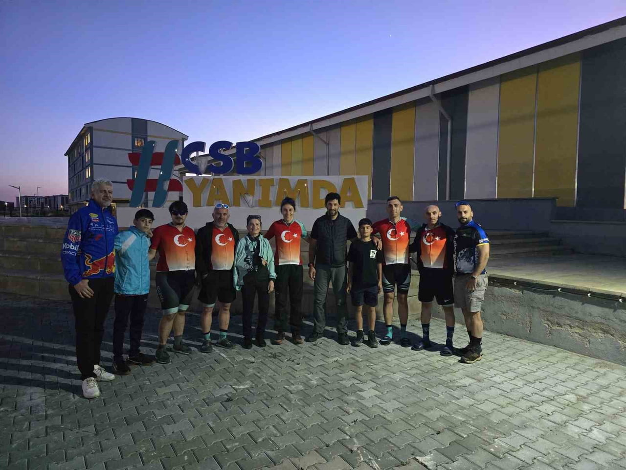 ESKİŞEHİR’E ULAŞAN DOLUNAY BİSİKLET KULÜBÜ ÜYESİ 20 SPORCU, "ATA'YA SAYGI BİSİKLET TURU"...