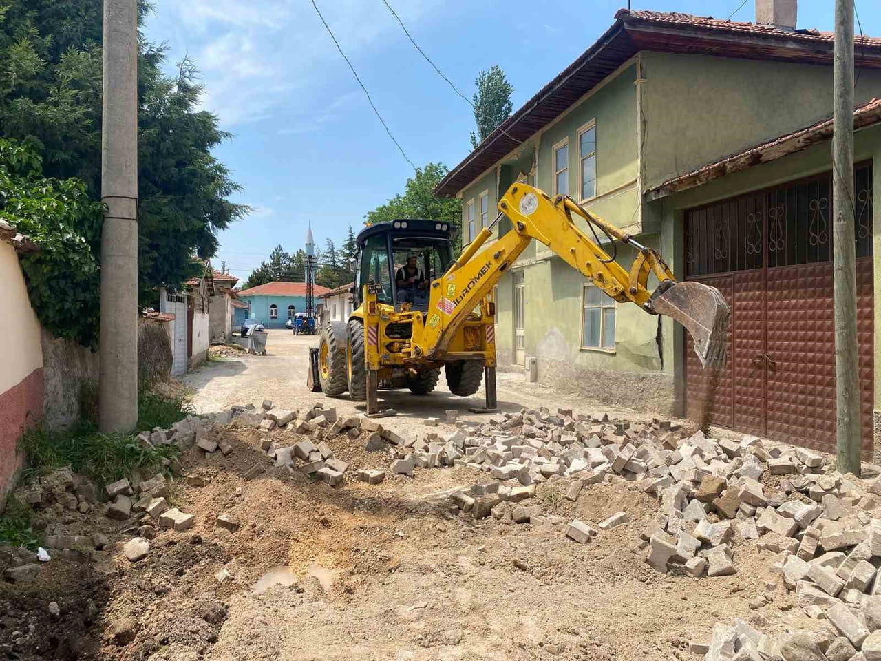 ESKİŞEHİR’İN İNÖNÜ İLÇESİNDE BOZULAN YOLLARIN YENİLENMESİNE YÖNELİK ÇALIŞMALAR...