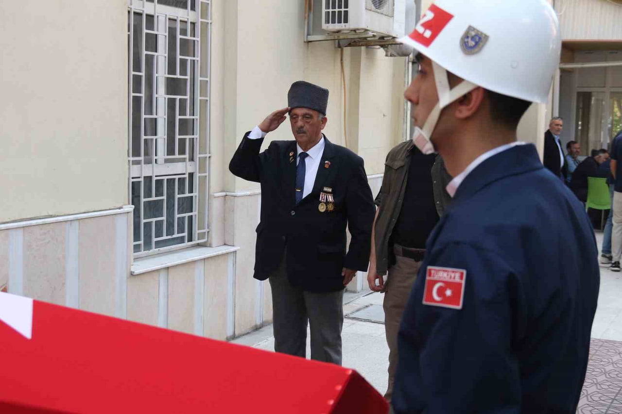 ESKİŞEHİR’İN SON KORE GAZİSİ OLAN VE 95 YAŞINDA HAYATINI KAYBEDEN SEFER DURUKAN, GÖZYAŞLARI...